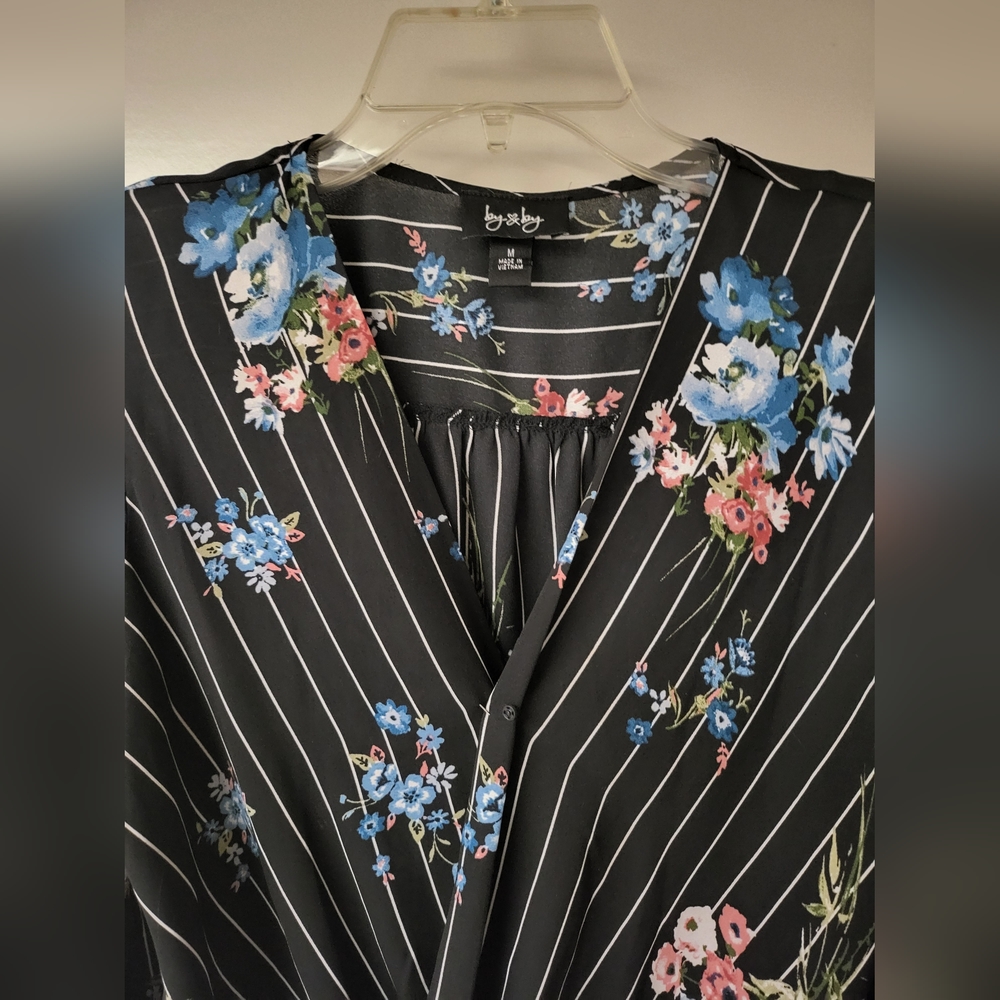 Medium blouse with short sleeves.